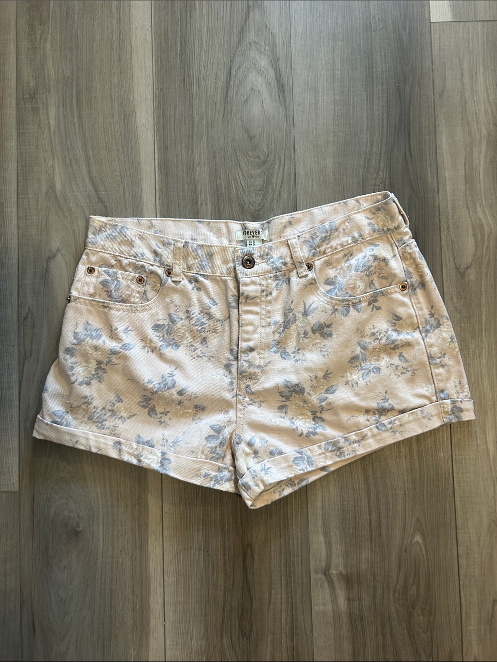 Forever 21 Light Wash Denim Shorts Cuffed Hem Everyday Casual Size 31
